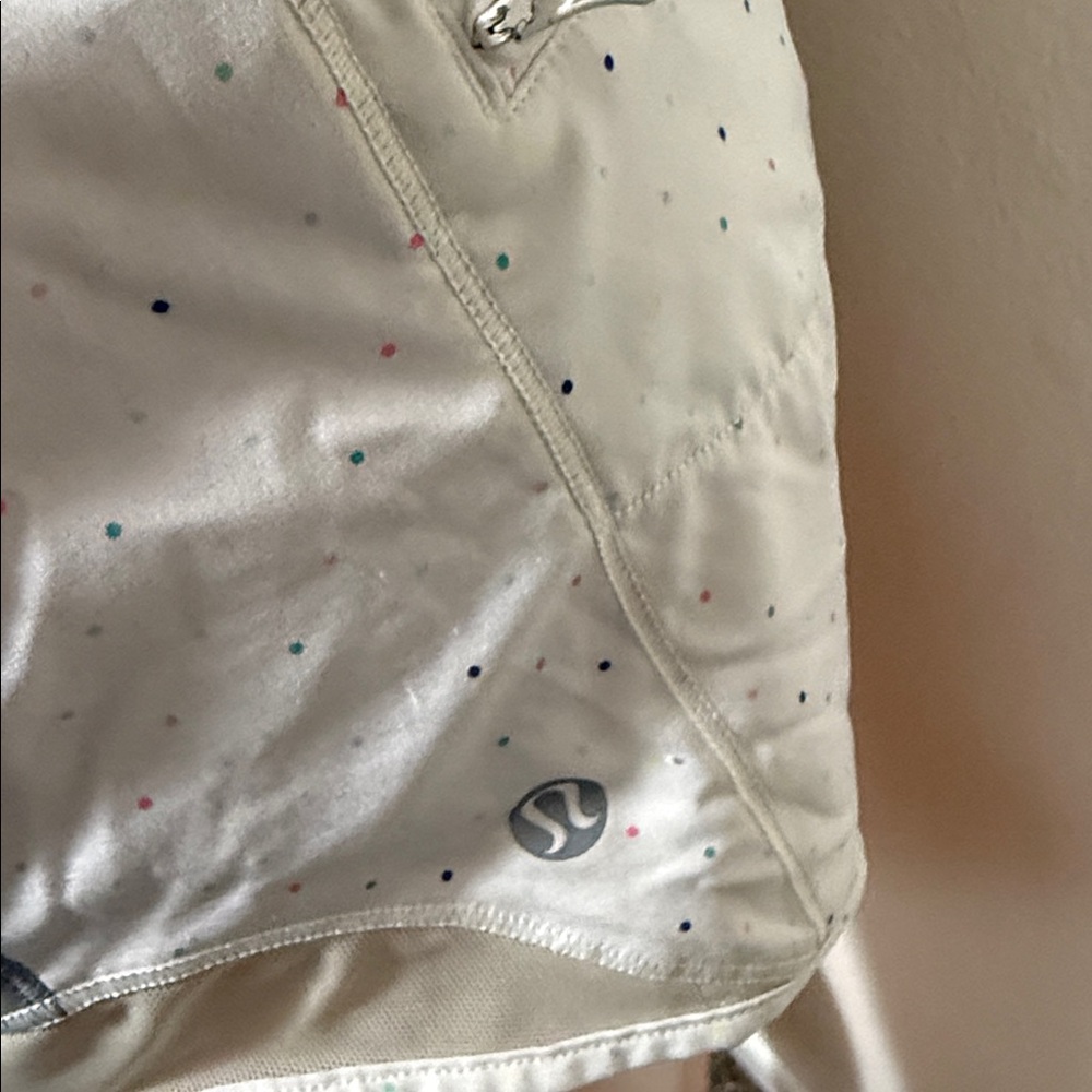 Lululemon hotty totty beige polka dot woman athletic lined shorts size 4 - Picture 4 of 9